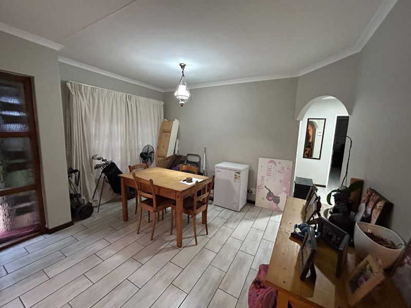 Charming 3-Bed Home: Comfort & Convenience Await! - Photo 6