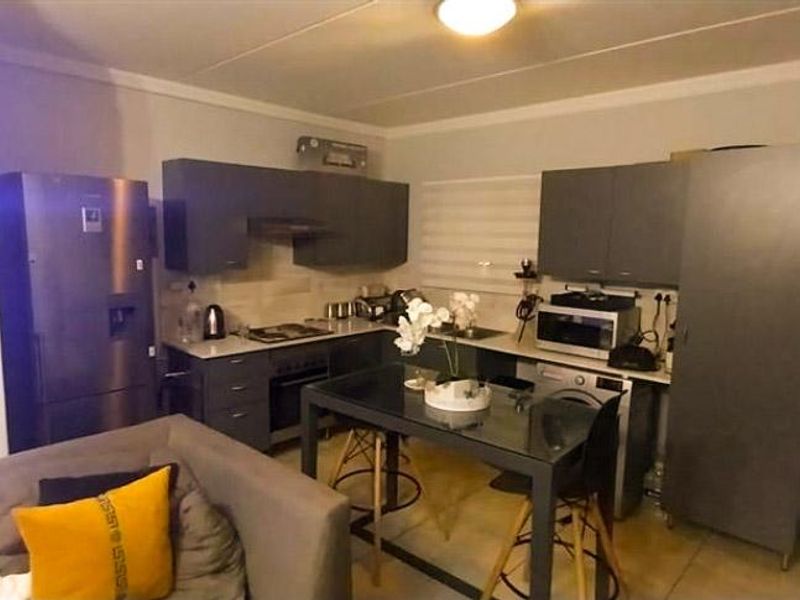 Stunning apartment In Summerset complex In midrand - Photo 5