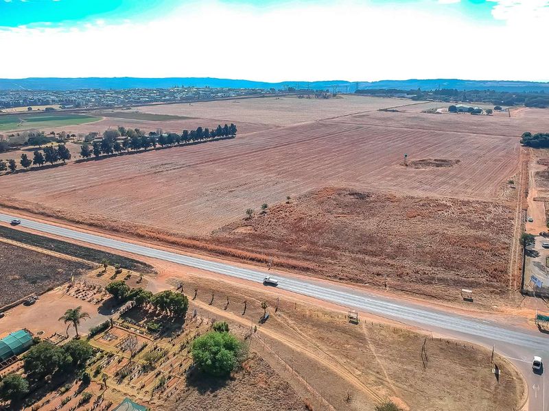 Very Large vacant stand on Garsfontein Road, close to The Hills Estate - Photo 9