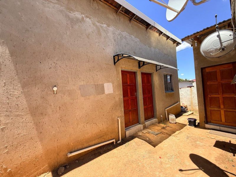 Cozy Retreat: Private Room with Kitchen & Bath - Photo 7