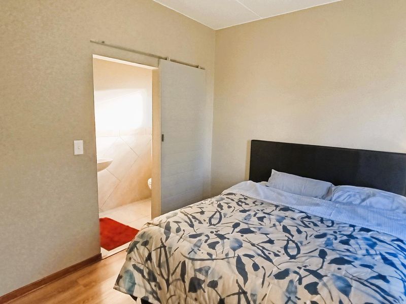 Unlock the Door to your First Home: Stylish and Secure 2 Bedroom Apartment - Photo 6