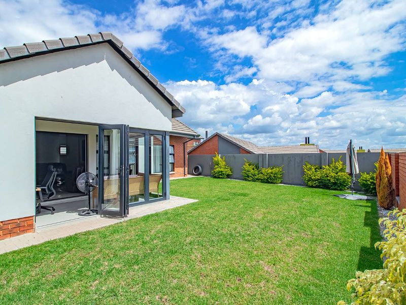 3 Bed 2 Bath House in a luxury lifestyle living Estate - Photo 3