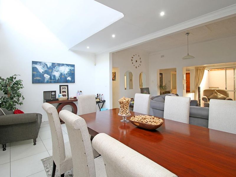 Charming Family Home with Cottage, Pool, and Spacious Garden - Photo 3