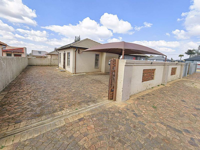 Charming 2-Bedroom Home – Perfect for First-Time Buyers - Photo 1