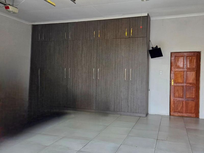 4 BEDROOM HOME IN RANDHART - Photo 4