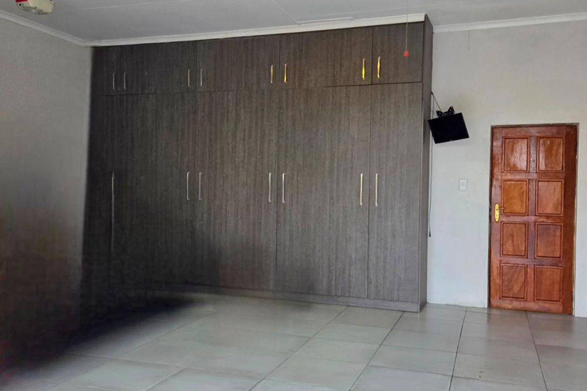 4 BEDROOM HOME IN RANDHART - Photo 4