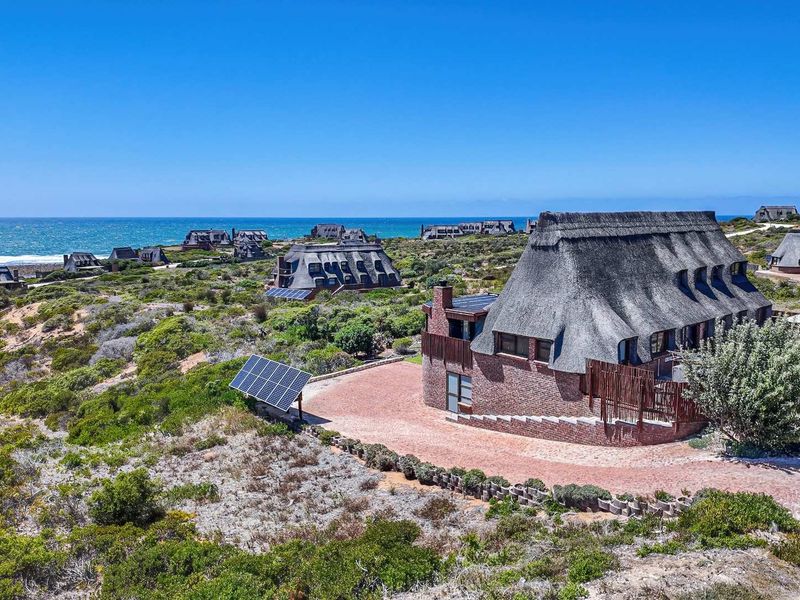 EXCLUSIVE COASTAL RETREAT - Photo 2