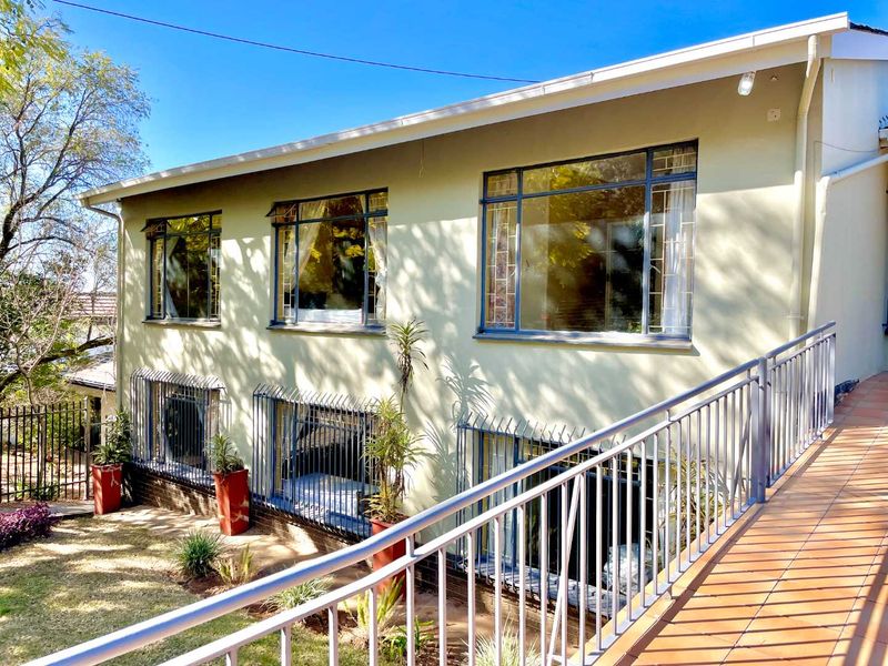 **7-Bedroom, 3-Level Home: Perfect for Dual Family Living or Commune Potential** - Photo 2