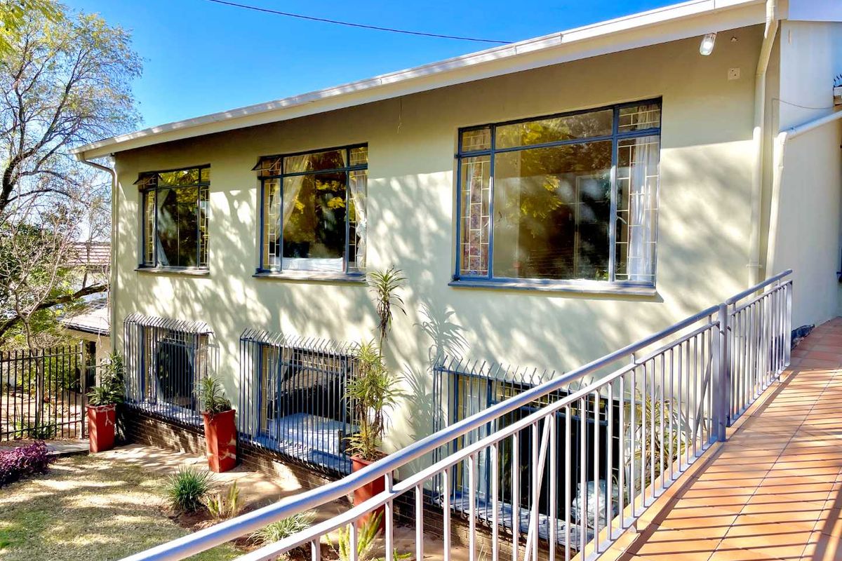 **7-Bedroom, 3-Level Home: Perfect for Dual Family Living or Commune Potential** - Photo 2