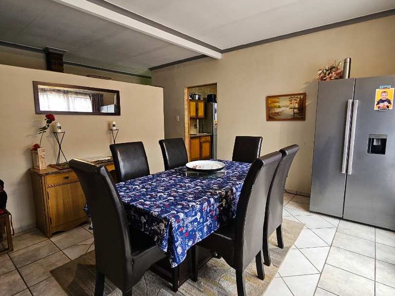 Spacious 3-Bdroom Home with swimming-pool and income generating Flatlet in Dorandia - Photo 10