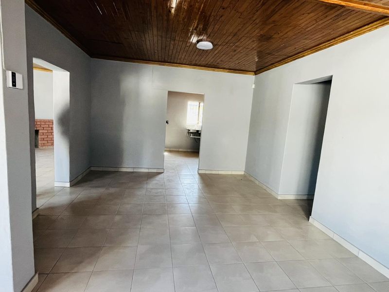 House in Rhino Park for Sale N$2 080 000 excluding cost a/Lounge - Photo 5