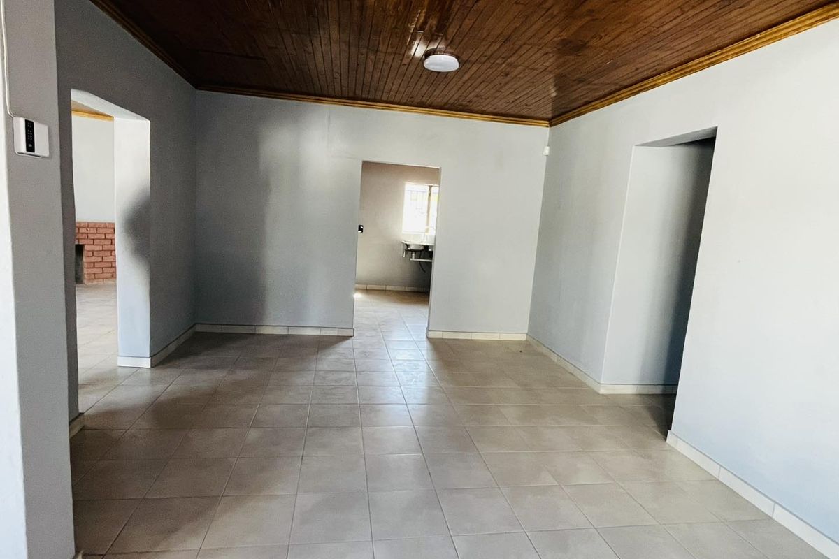 House in Rhino Park for Sale N$2 080 000 excluding cost a/Lounge - Photo 5