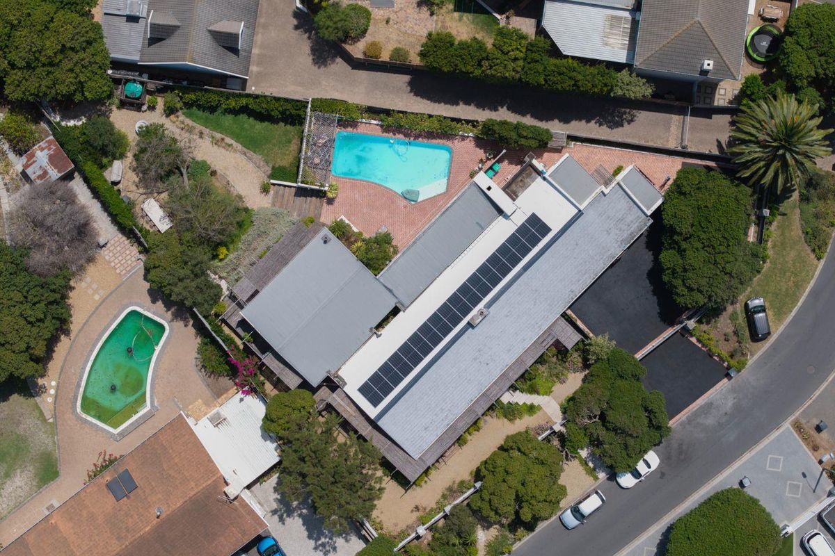 Magnificent Stylish modern family home and Entertainers dream - Photo 2