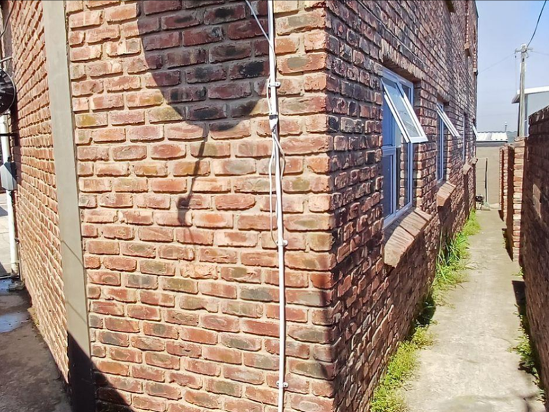 **Spacious Family Home with Additional Flats - Perfect for Investment or Family Living** - Photo 3