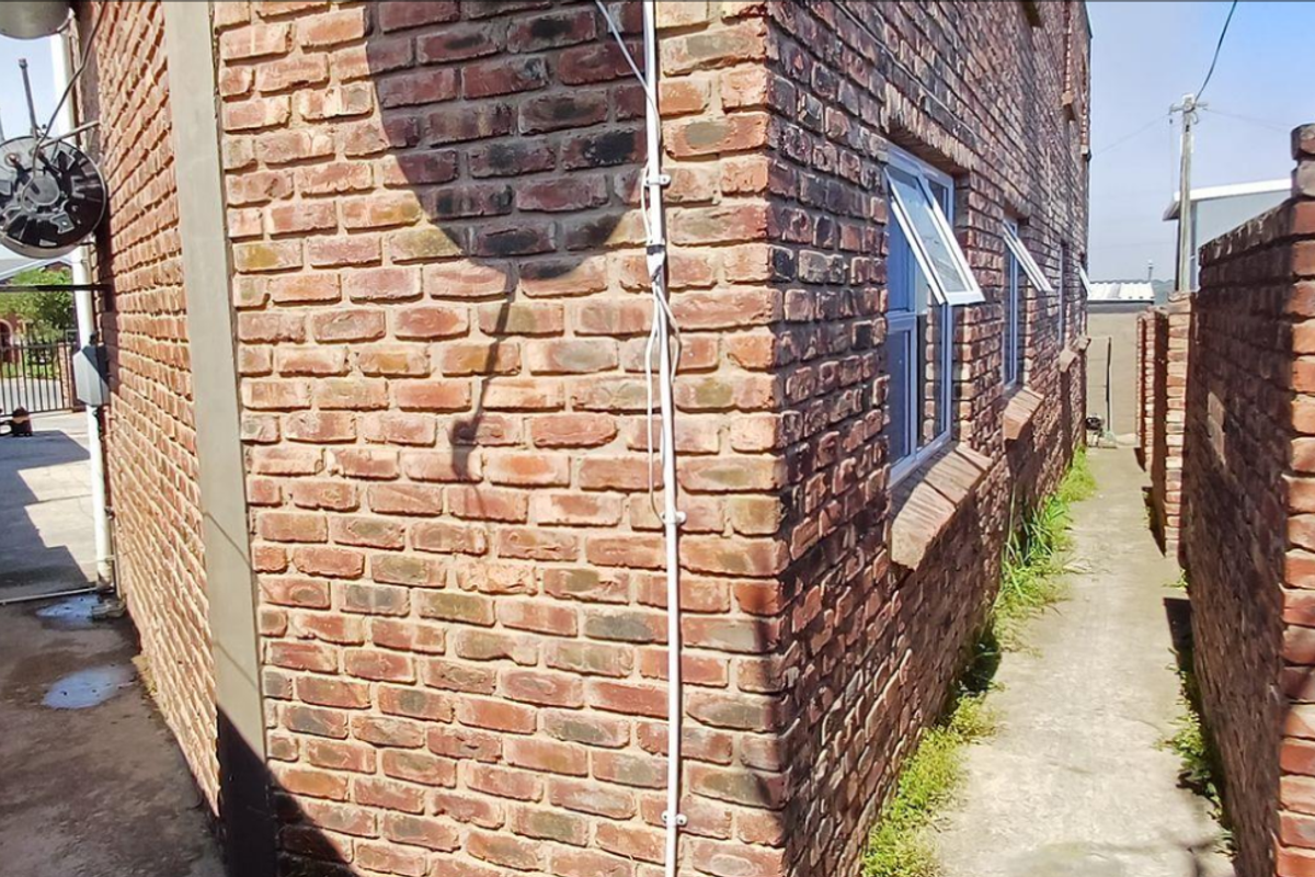 **Spacious Family Home with Additional Flats - Perfect for Investment or Family Living** - Photo 3