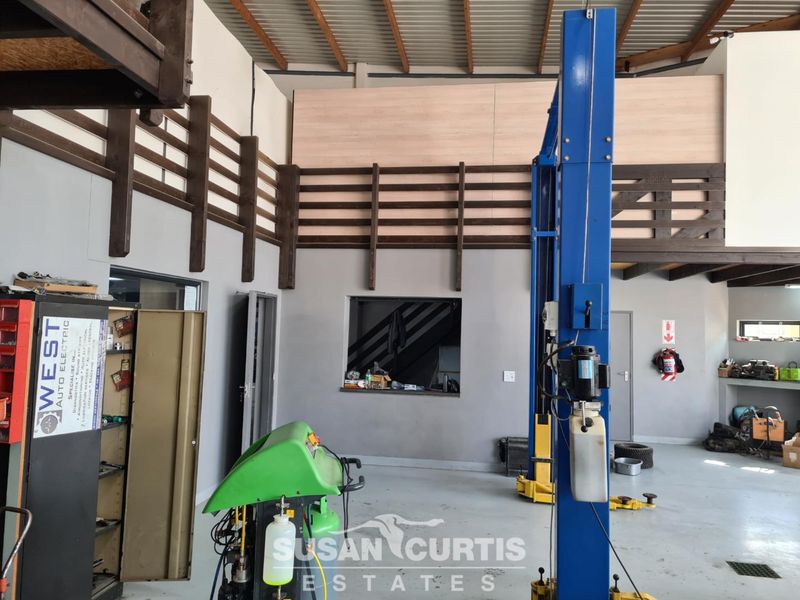 Well-Located Workshop - Photo 8