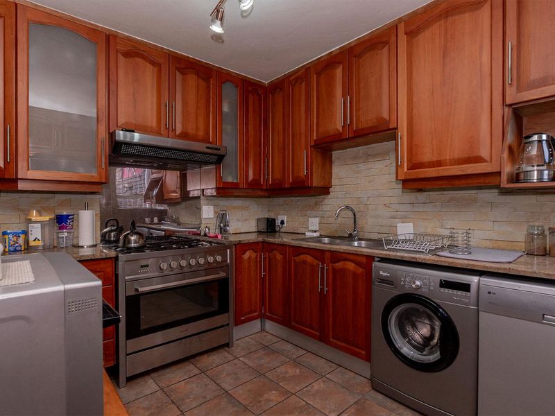 Move-In Ready Spacious 3-Bedroom Townhouse in a Pet-Friendly Complex - Photo 10