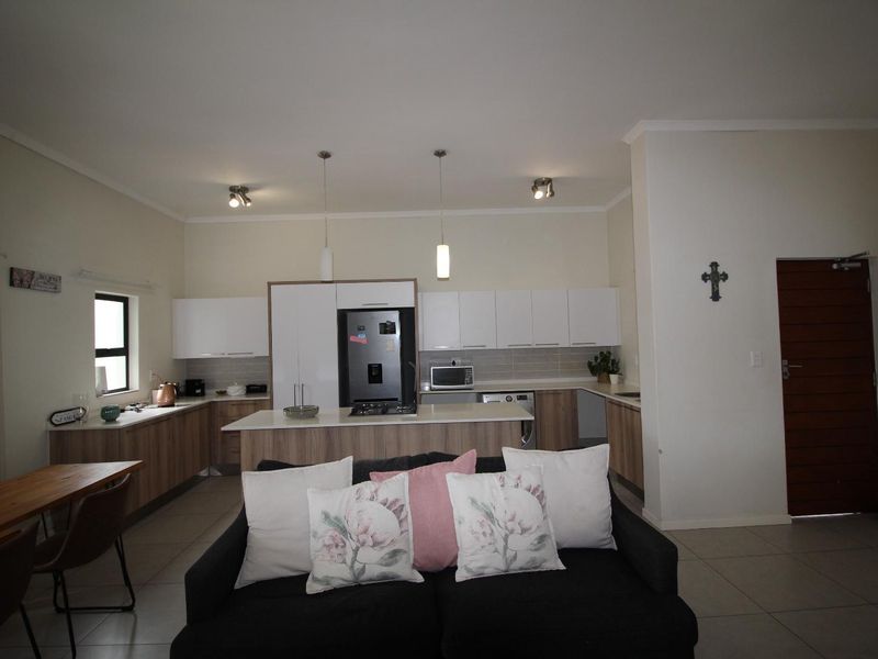 Modern, Spacious 3 Bedroom, 2 Bathroom In Security Estate - Photo 6