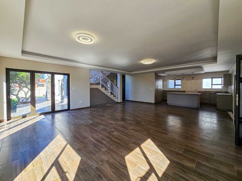 Expansive coastal luxury home for sale in Stilbaai-Wes. - Photo 6