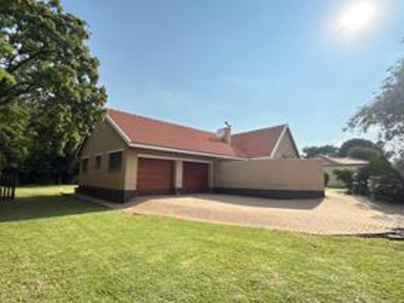 Spacious 4-Bed, 2-bath Family Home on a Massive Stand - Photo 7