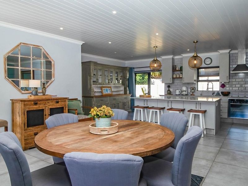 Stylish coastal retreat minutes from the shore - Photo 5