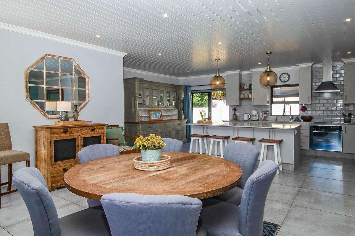 Stylish coastal retreat minutes from the shore - Photo 5