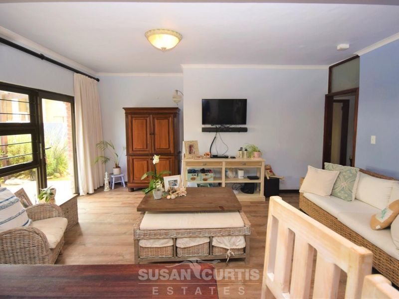 6 BEDROOMS AND FREESTANDING COTTAGE HOME, VOGELSTRAND - Photo 8