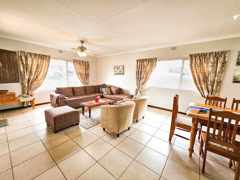 Neat family home with bachelor flat for sale in Stilbaai Wes. - Photo 4