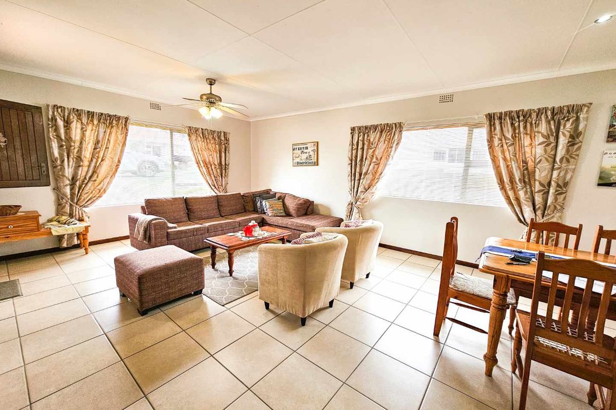 Neat family home with bachelor flat for sale in Stilbaai Wes. - Photo 4