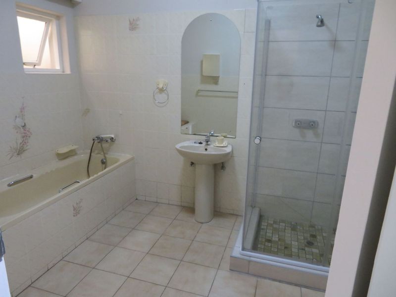 Spacious Family Home and Flat situated in a popular central prime area in Walvis Bay - Photo 10