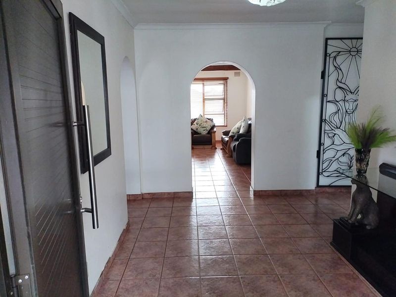 Spacious 4 Bedroom 3 Bathroom home for sale in a quiet cul-de-sac in Glen Anil - Photo 4