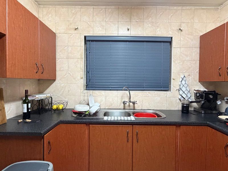 Modern 3-Bedroom Ground Floor Apartment in Secure Complex - Photo 5