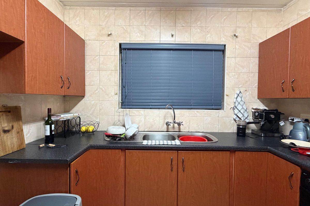 Modern 3-Bedroom Ground Floor Apartment in Secure Complex - Photo 5