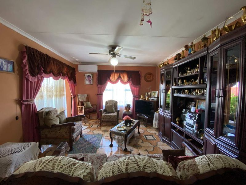 Stylish Freestanding Home in Newlands West – Tranquil Setting with Lush Gardens & Prime Convenience - Photo 5