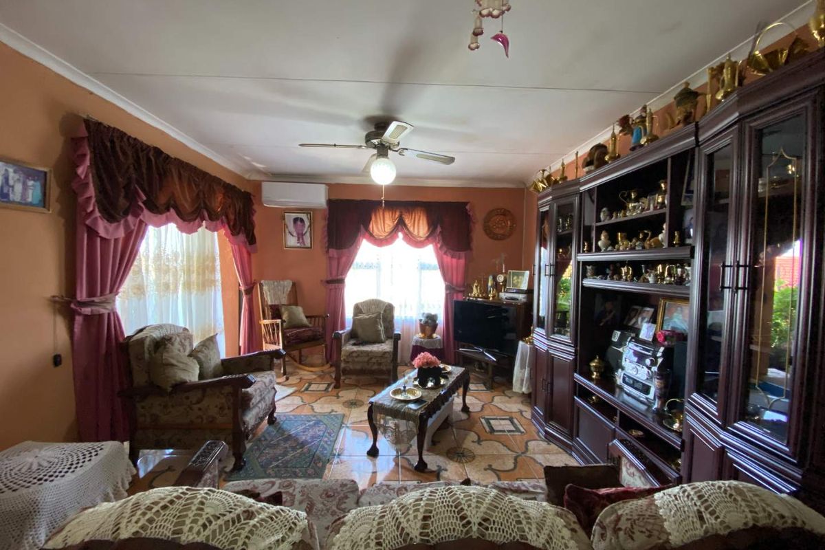 Stylish Freestanding Home in Newlands West – Tranquil Setting with Lush Gardens & Prime Convenience - Photo 5