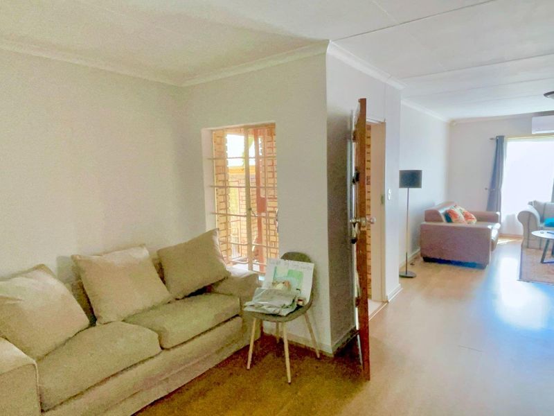 ***3 Bedroom Townhouse in a popular Complex with a Pool walking distance from The Grove Shopping Centre*** - Photo 7