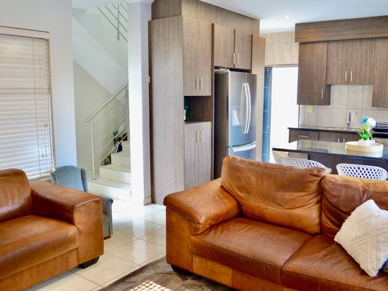 ***COZY and MODERN - Are you a Young Professional looking for a Lock-up and Go? Two En-suite Bedrooms in Heron Hill Garden Estate, Olympus*** - Photo 10