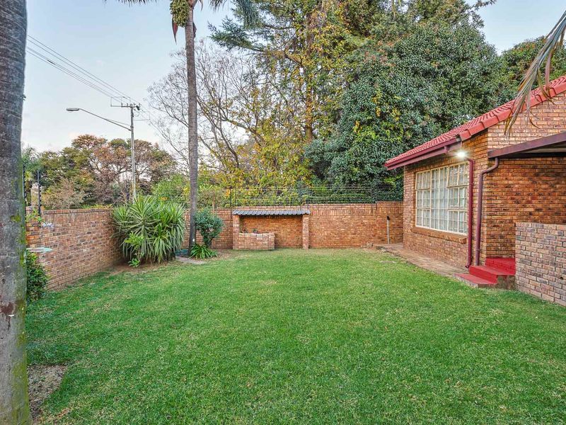 Versatile Family Haven with Flatlet & Business Rights - Photo 4