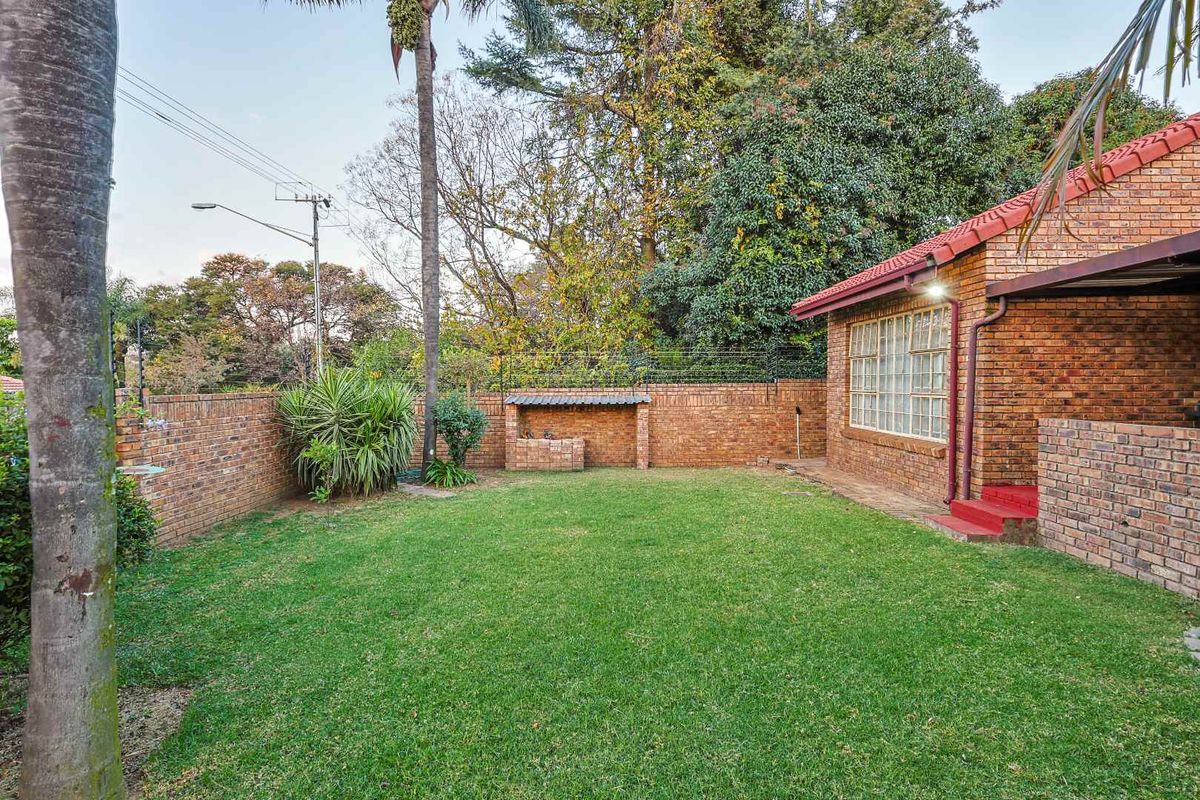 Versatile Family Haven with Flatlet & Business Rights - Photo 4