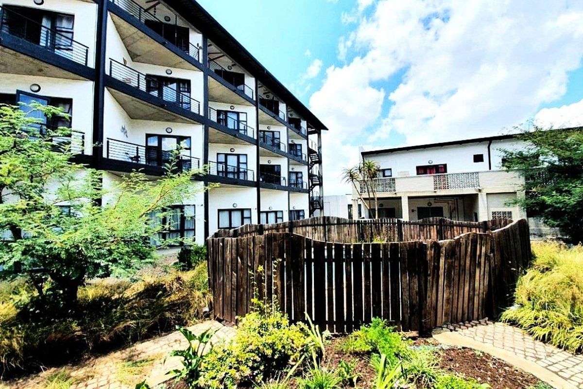 Beautiful bachelor pad in Maboneng - Photo 2