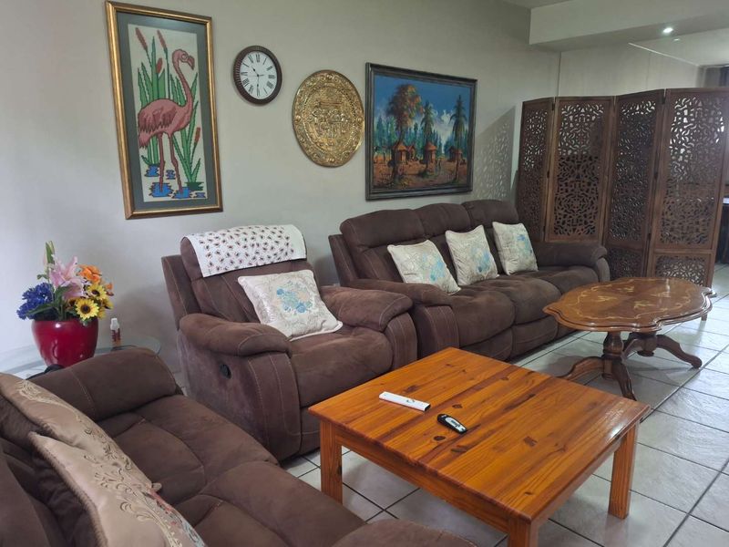 A MAGNIFICENT TWO BEDROOM GARDEN APARTMENT - Photo 6