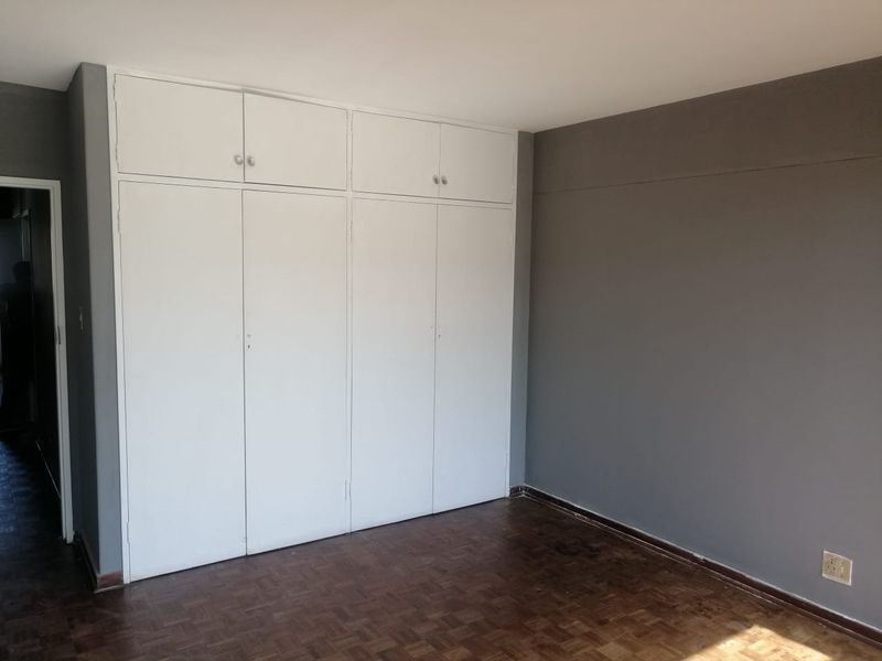 **Spacious Room Available for Rent in Prime Location** - Photo 7