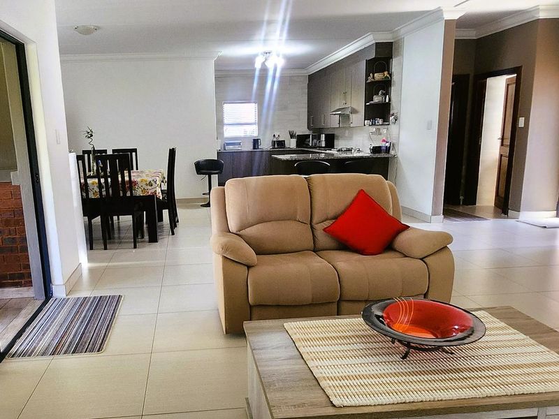 Stunning 3 bedroom Leadwood townhouse to rent in the sought-after Meyersdal Nature Estate - Photo 5