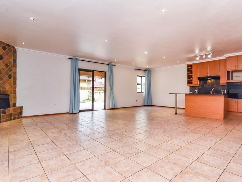 Elegant 3 Bedroom Home with Pool in Secure Willowbrook Estate - Photo 7