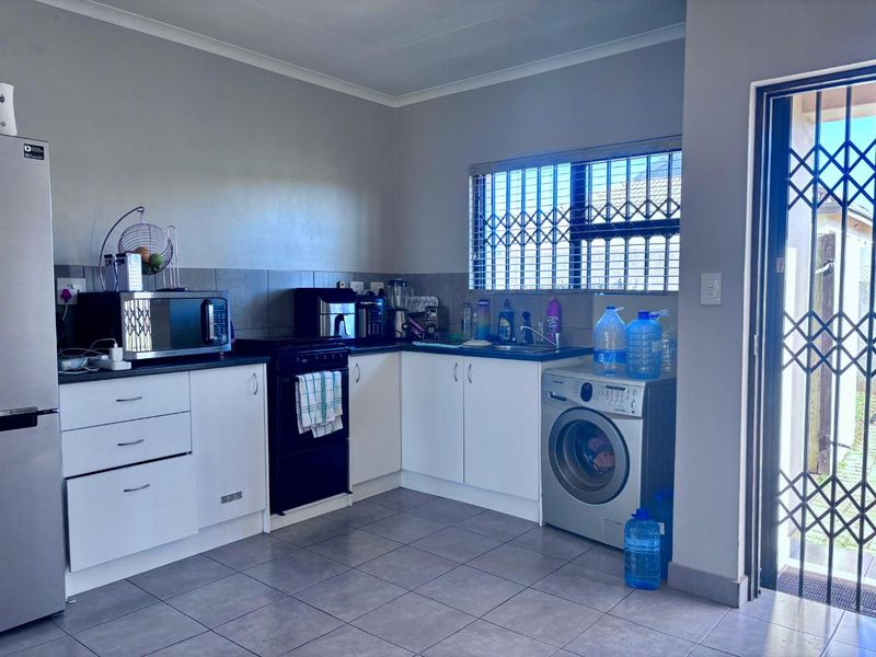 **Spacious 3-Bedroom with build in cupboards in secure community,with added seabreeze*** - Photo 2