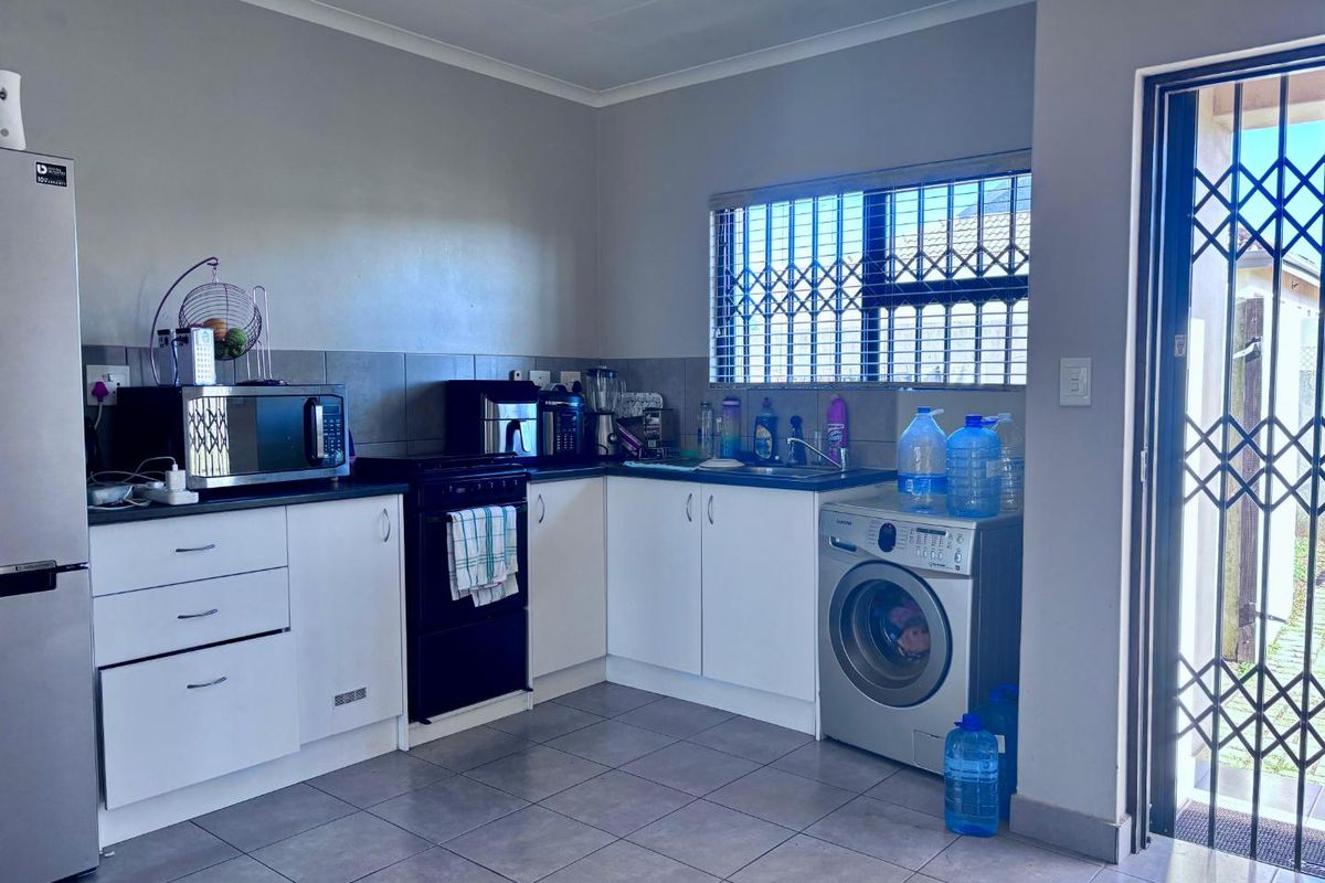 **Spacious 3-Bedroom with build in cupboards in secure community,with added seabreeze*** - Photo 2