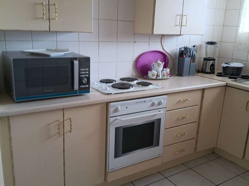 secure one bedroom unit - Photo 3