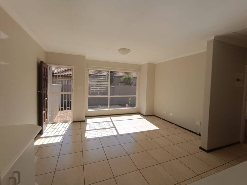 Pet-Friendly 2-Bed Townhouse with Garden Retreat - Photo 9