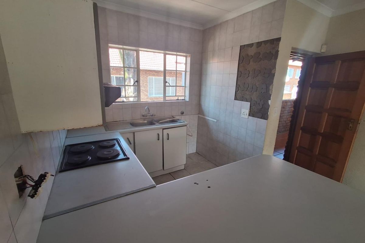 UPSTAIRS UNIT IN VILLA VISTA - GLENVISTA - Photo 3