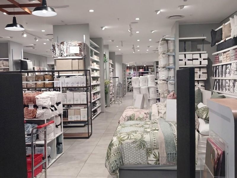 Prime 340 sqm Retail Space | 3 Arts Shopping Centre - Photo 9